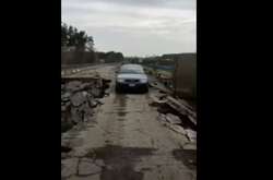  В Сумской области водители теперь вынуждены ездить по разбитым дорогам и мостам 