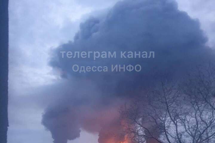 В Одесі пролунали вибухи. Очевидці повідомляють про вогонь та чорний дим