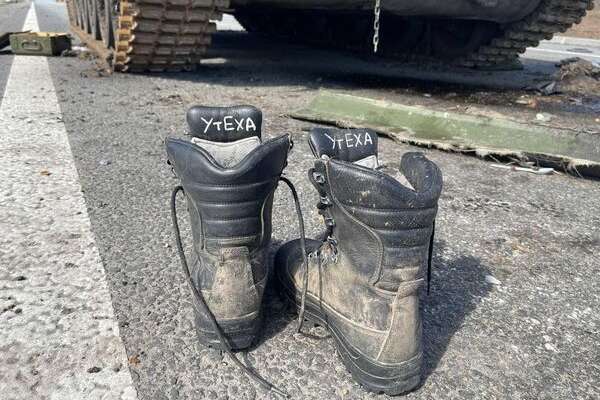 Харківщина: окупанти під час відступу губили черевики та шапки-вушанки (фото)