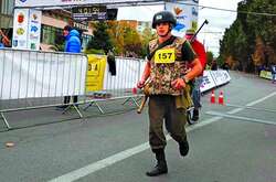 Сергій у військовій амуніції пробіг марафонську дистанцію за 4 години 36 хвилин