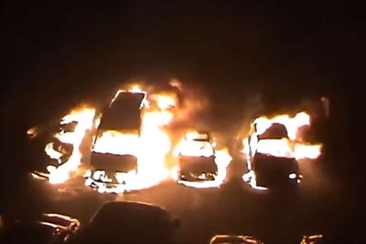 Під Москвою згоріли автівки співробітників ФСБ (відео)