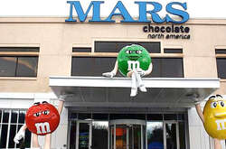 «Наші серця розбиті цією страшною війною». Що досі тримає компанію Mars у Росії?