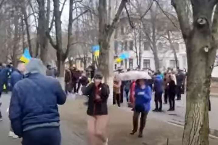 В Каховке оккупанты выстрелами из автоматов разогнали проукраинский митинг