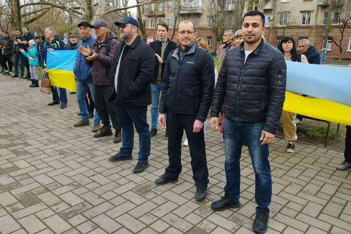 Учасники мітингу скандували&nbsp;&laquo;Херсон &ndash; це Україна!&raquo; - Окупантам не вдалося розігнати черговий мітинг у Херсоні (відео)