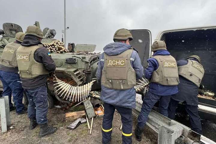 Рятувальники почали розміновувати звільнені землі на Київщині (фото)
