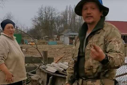 Могли розстріляти. Українка забрала в рашистів ящик із патронами (відео)