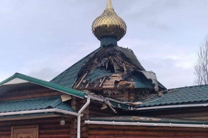 Росіяни обстріляли церкву на Луганщині, поранено двох священників