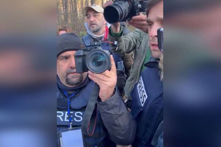 Міжнародні журналісти побачили тіла закатованих українців на Київщині (відео)