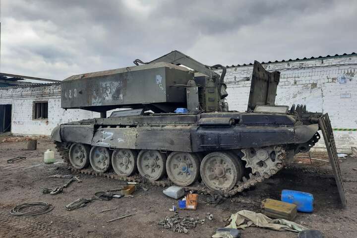 Харківщина: військові показали величезну кількість знищеної в одному із сіл техніки (фото)