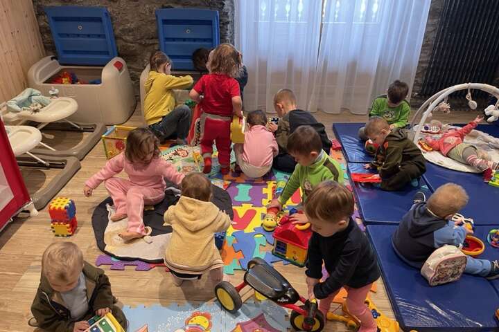 Вихованців будинку дитини з Дніпропетровщини евакуйовано в Швейцарію
