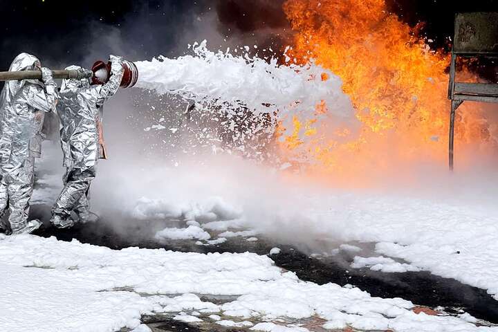 Обстріл Одеси: рятувальники опублікували епічні кадри гасіння пожежі (фото) 