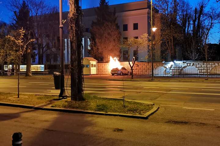 Посольство РФ у Румунії протаранила автівка. Водій помер (фото, відео)