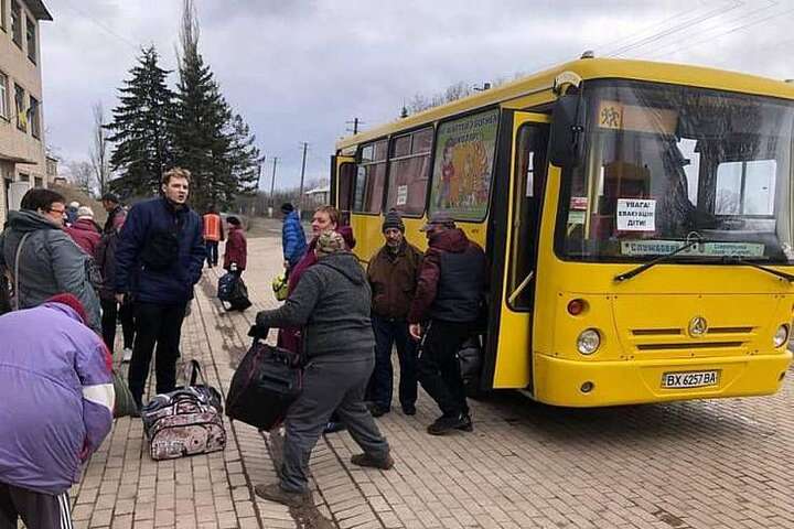 Влада закликає жителів Луганщини евакуюватися: окупанти знищують залізницю
