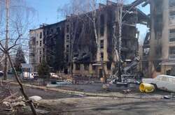 У Гостомелі розбомблені будинки, на вулицях розбиті автомобілі