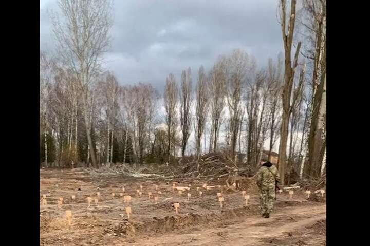 Чернігів: у мережі з’явилося відео кладовища жертв російських нелюдів 
