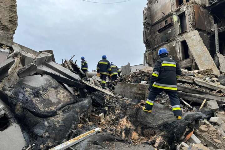 Нас чекають страшні знахідки: рятувальники почали розбирати знищені будинки у Бородянці (фото)