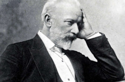  Петр Чайковський має частково російське, французьке та українське походження. Бо батьківській лінії походив з українського роду Чайок 