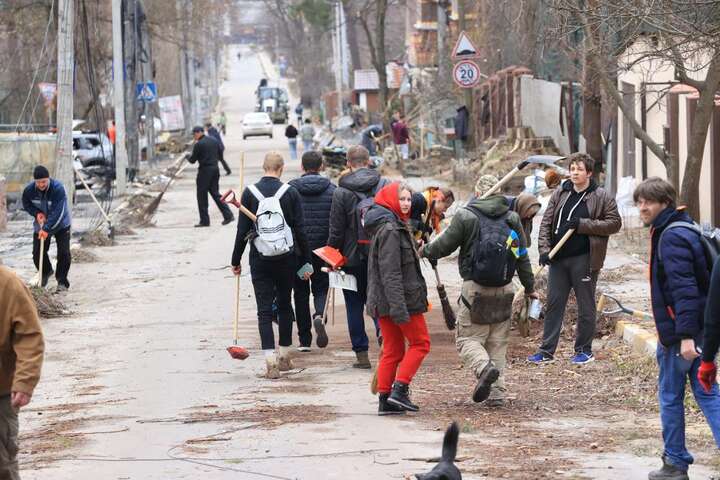 Комунальники та волонтери розчищають зруйновані вулиці Ірпеня (фото)