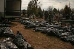 Деякі тіла доводилося зішкрібати від асфальту лопатами, бо окупанти їздили танками по людях, яких розстріляли 