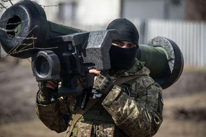 Украинский военный взорвал российский танк и запечатлел это