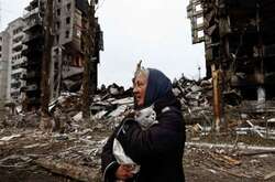 Літня жінка третій день чекає на місці завалів, коли рятувальники витягнуть тіла її рідних