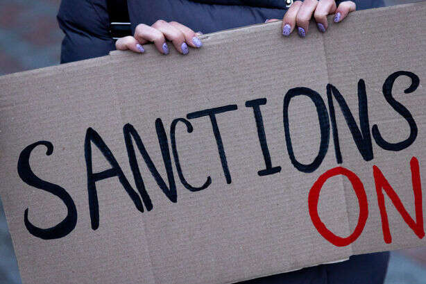 Запрет инвестиций, отключение от SWIFT: G7 вводит новые санкции против РФ