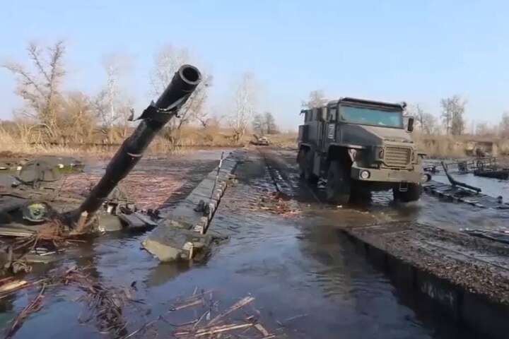 На Харківщині військові відправили ворожий танк у підводне плавання (фото)
