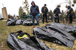  Трупи розстріляних під час російської окупації Бучі 