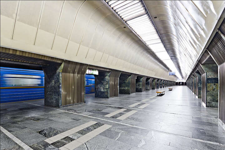 Київське метро змінює графік роботи: рух «червоною» гілкою продовжено
