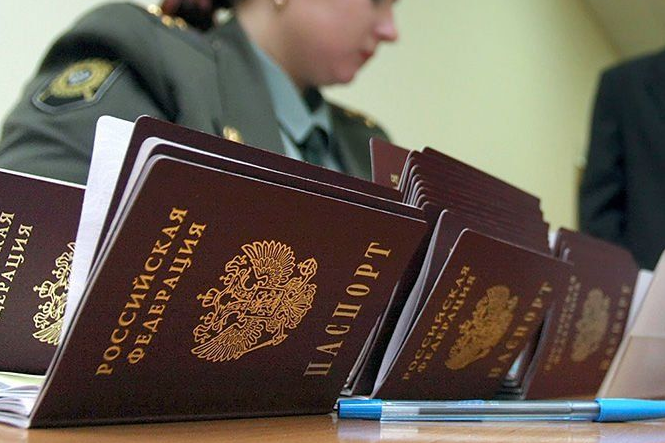 Окупанти роздали 12 тисяч паспортів депортованим українцям 