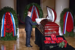 Путин вылез из бункера, чтобы увидеть Жириновского в гробу (видео)