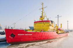 Путінські вбивці продовжують нищити порт Маріуполя, в якому перебувають іноземні кораблі з екіпажами