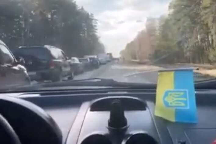 Київщина: сотні автомобілів стоять у заторах у напрямку звільнених міст (відео)