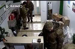 У білоруському Мозирі окупанти у відділенні російської служби експрес-доставки оформляють доставку викрадених речей 