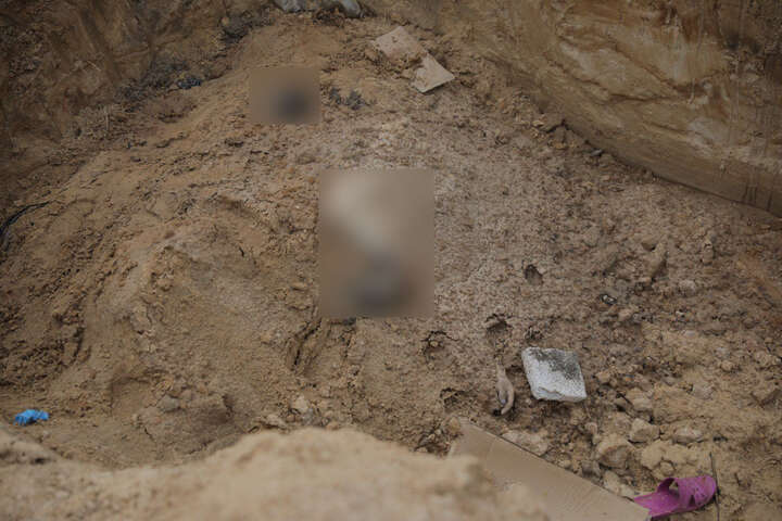 Ексгумація тіл з братської могили в Бучі: моторошні фото 