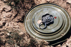 Офіцери КДБ підірвалися, наїхавши на протитанкову міну, яку росіяни залишили на під'їзді до табору