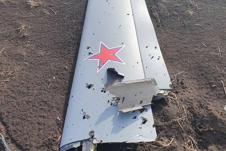 Українські вояки показали фото збитого новітнього російського безпілотника
