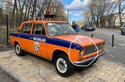 Машина слугувала музейним експонатом, але окупанти все одно викрутили з неї фару