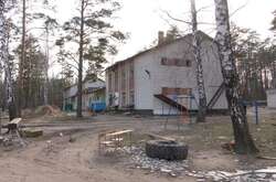 Более 300 человек почти месяц держали в подвале школы