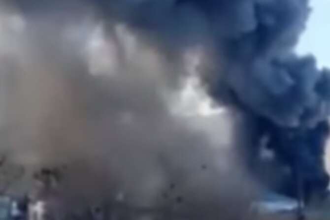 У Лисичанську масові пожежі через обстріли: горить АЗС, підприємство (відео)