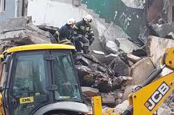 На звільнених від окупантів територіях України рятувальники розбирають завали і шукають тіла загиблих
