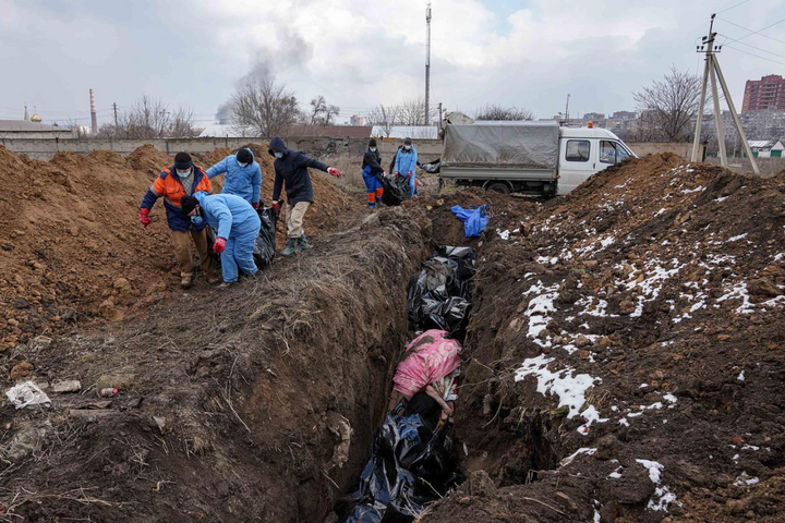 Журналісти показали, як армія РФ знищує тіла закатованих у Маріуполі (фото)