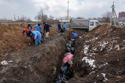 Журналісти показали, як армія РФ знищує тіла закатованих у Маріуполі (фото)