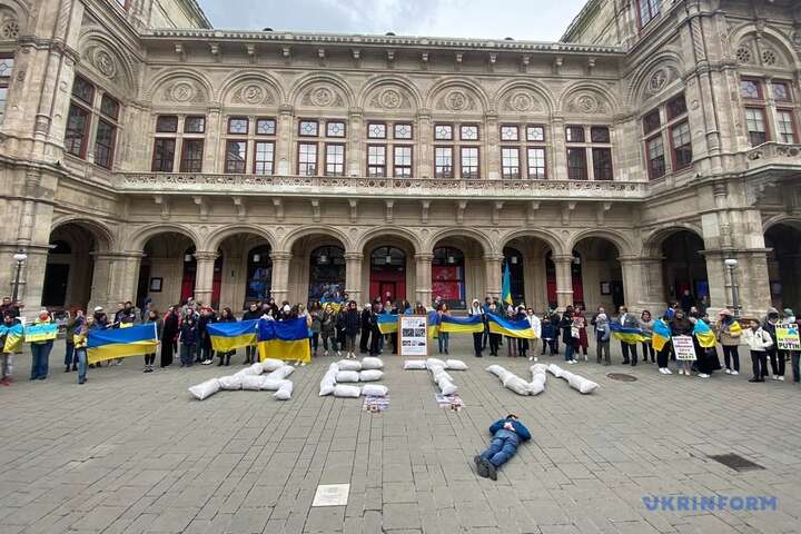 Перед оперою Відня виклали напис «Дети» в пам'ять про жертв у Маріуполі (фото)