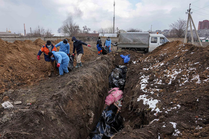 Журналисты показали, как армия РФ уничтожает тела замученных в Мариуполе (фото)