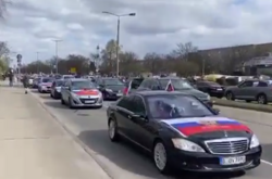 Били по авто та спалювали прапори: як зустрічали росіян у Греції (відео)