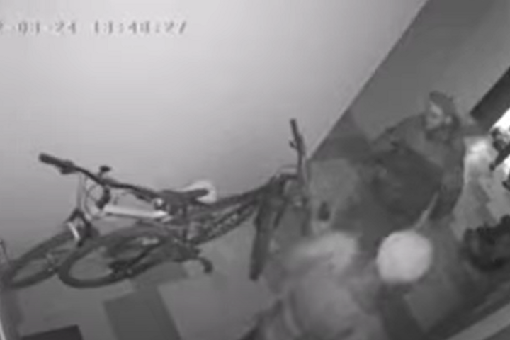 Били молотками двері. Як окупанти рознесли квартиру в Ірпені (відео)