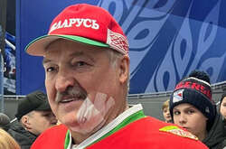 Лукашенко до крови разбили лицо во время хоккейного матча (видео)