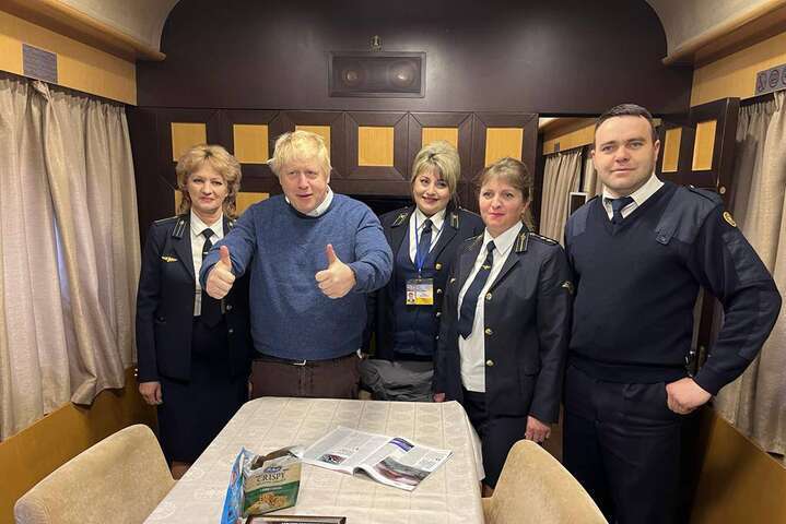 Борис Джонсон в вагоне «Укрзализныци» записал обращение к украинцам (фото, видео)