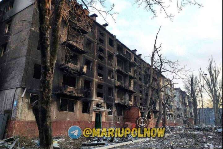 Зруйновані будинки, церква без куполів: що залишилося від Маріуполя (фото, відео)